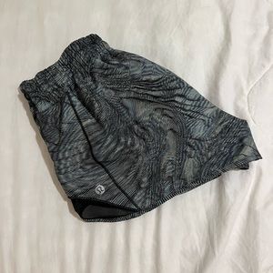 Size 6 Lululemon hotty hot shorts 2.5 inseam